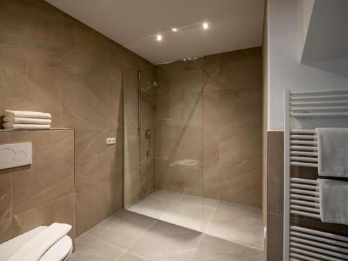 een badkamer met douche en toilet bij Appartement Hagenberger in Westendorf