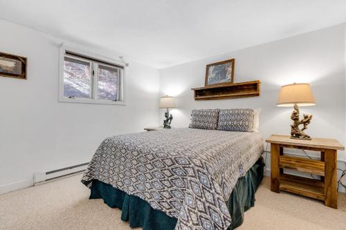 - une chambre avec un lit et deux lampes sur une table dans l'établissement Briarcliff E24, à Sugar Mountain