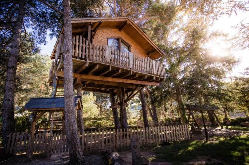 une cabane dans les arbres au milieu d'une forêt dans l'établissement Xalet De Prades, à Prades