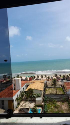 una ventana del hotel con vistas a la playa en FLAT COM VISTA PARA O MAR - Cond Ayambra Residencial, en Natal