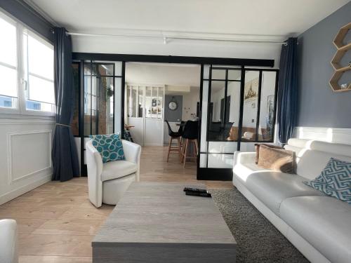 a living room with a white couch and chairs at Myhomezen Chessy Disneyland Val d'Europe - 3D PlayStation 4 in Chessy