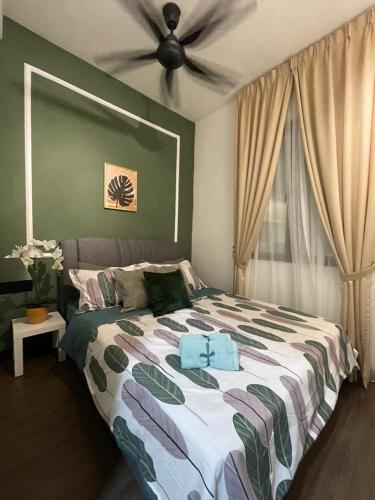 una camera con un grande letto e un ventilatore a soffitto di Casa Nabila Bandar Baru Bangi a Bangi