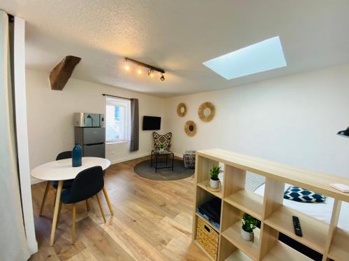 a living room with a table and a dining room at Les studios de Morgane hyper centre in Valence