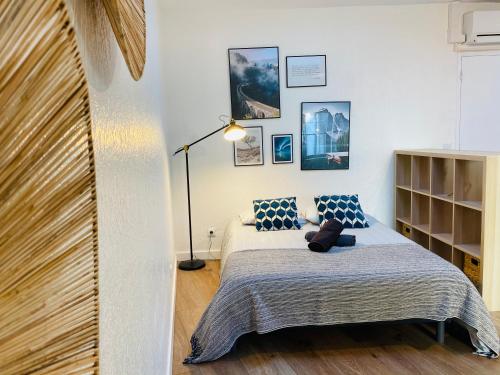 een slaapkamer met een bed met een teddybeer erop bij Les studios de Morgane hyper centre in Valence