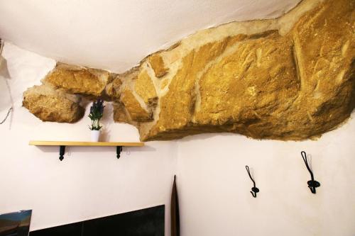 a room with a rock on the wall with two antlers at Rabatè in Agrigento