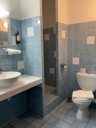y baño con aseo y lavamanos. en Acapella Hotel en Argelès-sur-Mer