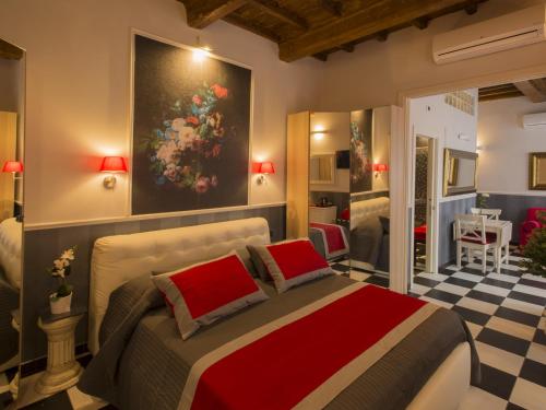 Un dormitorio con una cama con un cuadro en la pared. en Locanda di Mosconi, en Florencia