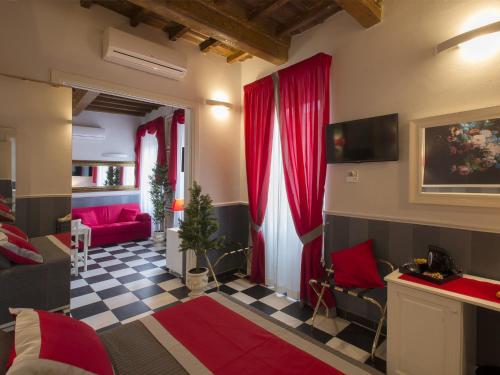 - un salon avec des rideaux rouges et un canapé rouge dans l'établissement Locanda di Mosconi, à Florence