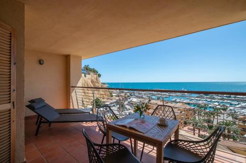 balcón con mesa, sillas y vistas al océano en Pierre & Vacances Altea Beach - Port, en Altea