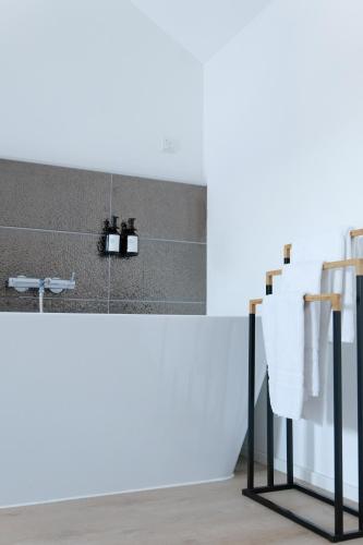 ein Badezimmer mit weißen Handtüchern auf einem Kleiderständer in der Unterkunft Aparthotel Cosy in Stuttgart
