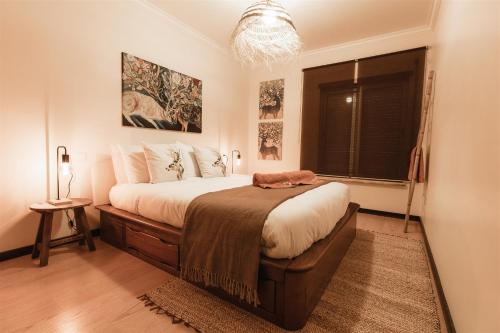 um quarto com uma cama grande e uma janela em Sunshine Beach Apartment em Leiria