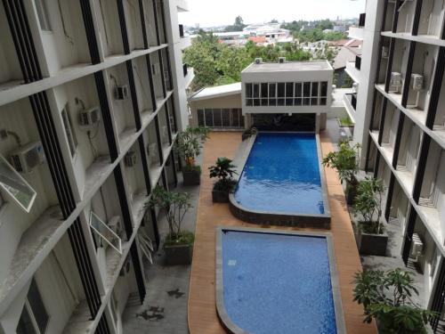 einen Blick über zwei Pools in einem Apartmentgebäude in der Unterkunft PADINA SUITES in Poris