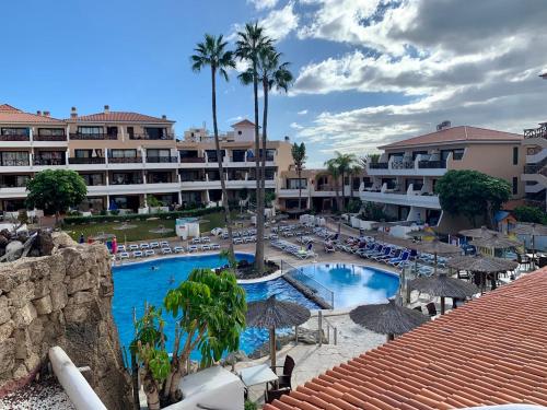 een uitzicht op een resort met een zwembad bij Albatros Golf & Sea View in San Miguel de Abona