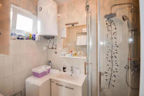 Ένα μπάνιο στο Holiday Home T