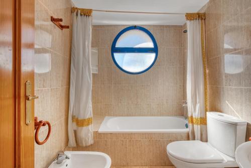 La salle de bains est pourvue d'une baignoire, de toilettes et d'une fenêtre. dans l'établissement Monduver 2006, à Piles