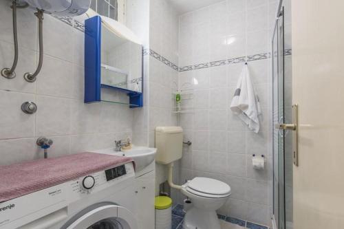 bagno con lavatrice e servizi igienici di Apartment Lana a Novigrad Istria