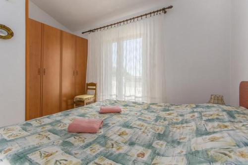 Un pat sau paturi într-o cameră la Apartment Bijelić