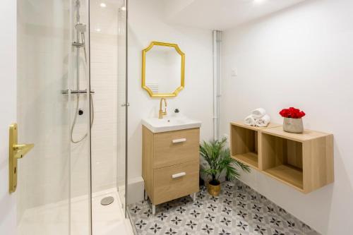 een badkamer met een douche, een wastafel en een spiegel bij Cosy 7 Bedrooms with 3 bathrooms - Le Marais in Parijs