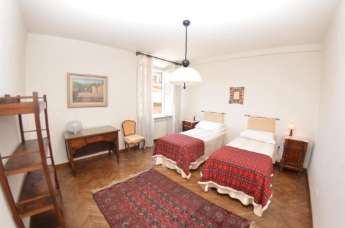 ルッカにあるAzaleaのベッドルーム1室(ベッド2台、テーブル、椅子付)
