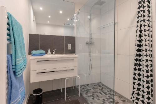 W łazience znajduje się umywalka i prysznic. w obiekcie Ferienwohnung Offermann w mieście Hürtgenwald