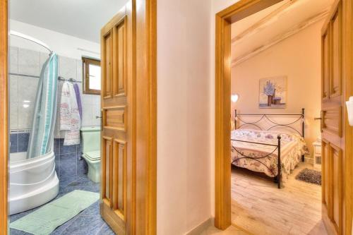 1 dormitorio con 1 cama y baño con bañera en Villa Moira, en Tar