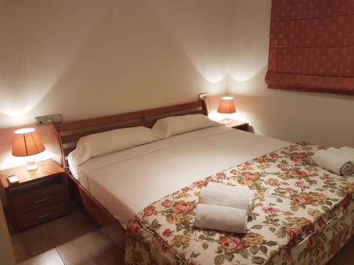ベナルマデナにあるBenalmadena Playaのベッドルーム1室(ベッド1台付)、2泊分のスタンド(ランプ付)