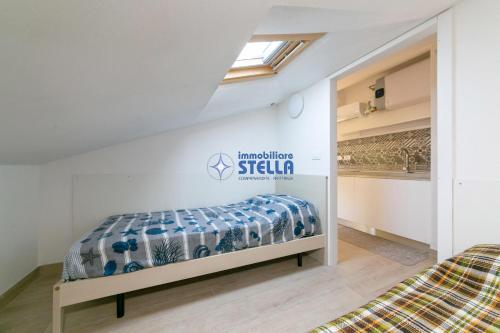 ein Schlafzimmer mit einem Bett in einem Zimmer in der Unterkunft Residence Equilio in Lido di Jesolo