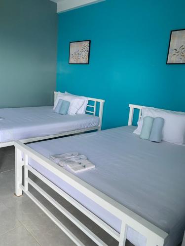 twee bedden naast elkaar in een kamer bij Oceano Con Vista Highland in Supa