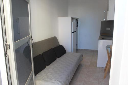 um sofá num pequeno quarto com uma cozinha em Relax en primera línea AP4 em El Campello