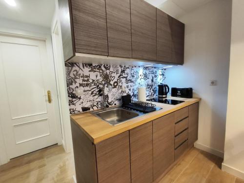 a kitchen with a sink and a counter top at Precioso apartamento en Puente Vallecas, Madrid. D in Madrid