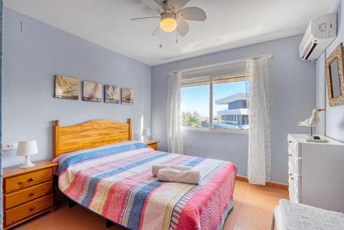 奧利瓦的住宿－Dali 4003，一间卧室设有一张床和一个窗口