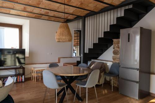 uma cozinha e sala de jantar com mesa e cadeiras em Turisme Rural Mas Vilà em La Bisbal