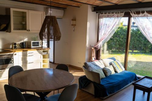ein Wohnzimmer mit einem blauen Sofa und einem Tisch in der Unterkunft Turisme Rural Mas Vilà in La Bisbal