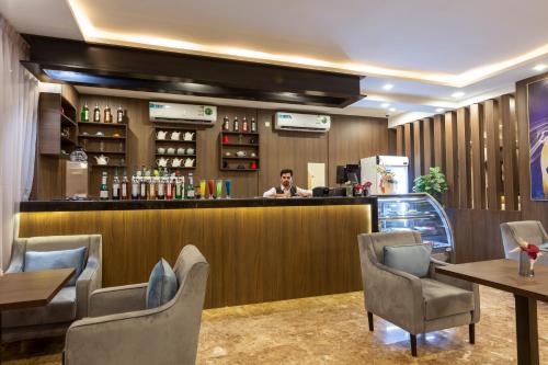 Area lounge atau bar di Aman Hotel Suites