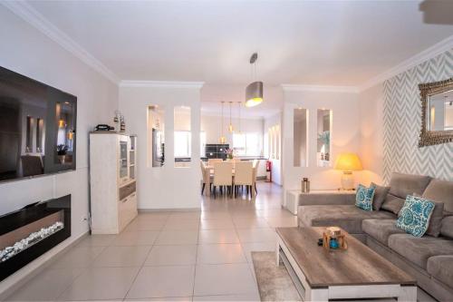 Χώρος καθιστικού στο LuxuryVilla with Private Heated pool And Spa 7P