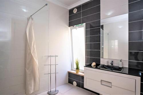 Ένα μπάνιο στο LuxuryVilla with Private Heated pool And Spa 7P