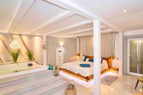 Ένα ή περισσότερα κρεβάτια σε δωμάτιο στο LuxuryVilla with Private Heated pool And Spa 7P