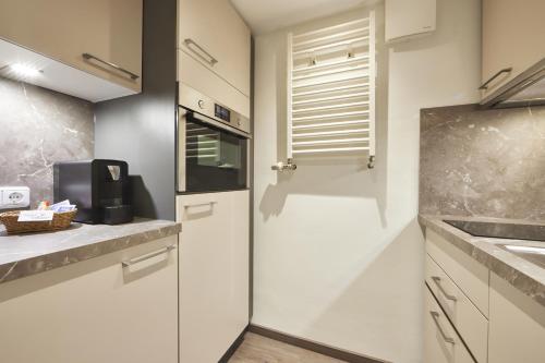 Кухня или мини-кухня в Zum Turm - Apartments und Gästezimmer
