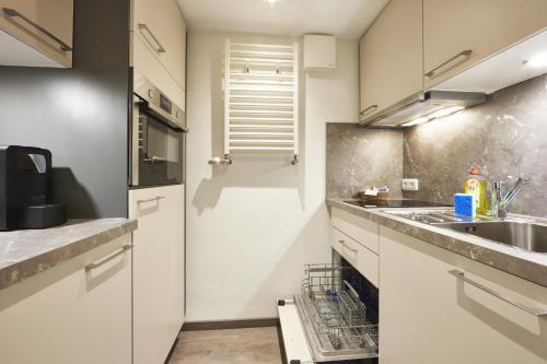 Кухня или мини-кухня в Zum Turm - Apartments und Gästezimmer
