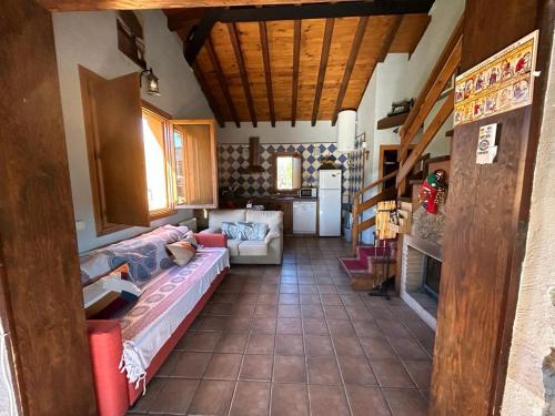 艾蒂恩夫洛的住宿－Casa Rural Naranja，带沙发和壁炉的客厅