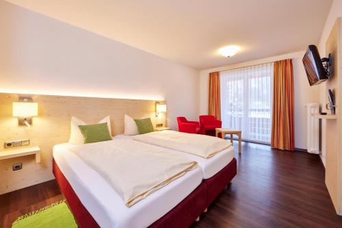 Кровать или кровати в номере Zum Turm - Apartments und Gästezimmer