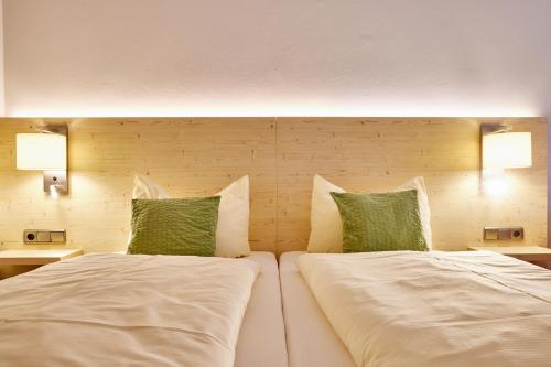 Кровать или кровати в номере Zum Turm - Apartments und Gästezimmer