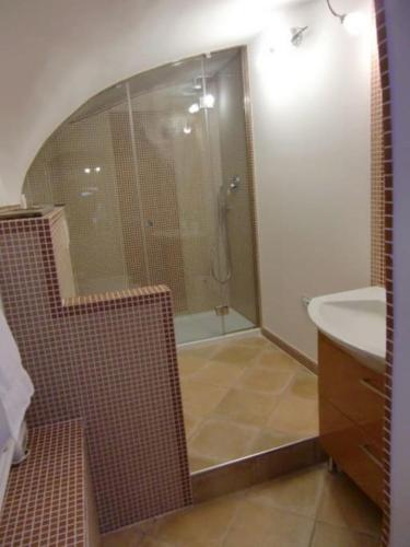 een badkamer met een douche, een toilet en een wastafel bij Romantica Suite Firenze 1 cls Central Market & Dome in Florence