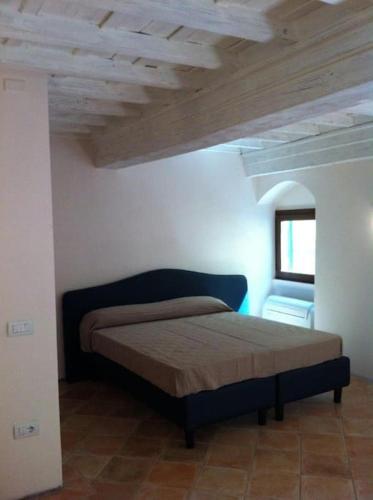 een slaapkamer met een bed in de hoek van een kamer bij Romantica Suite Firenze 1 cls Central Market & Dome in Florence