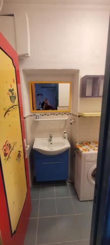 uma pequena casa de banho com lavatório e WC em casa arcobaleno em Giglio Castello