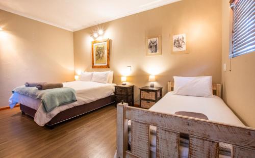1 dormitorio con 2 camas y 2 luces encendidas en 50 Shades of Hay Guesthouse, en Atlantis