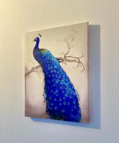 une peinture d'un paon bleu sur un mur dans l'établissement A4 Jacuzzi, ARTEM, Thermal, à Nancy