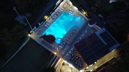 an overhead view of a swimming pool at night at Villaggio Elisena in Vieste