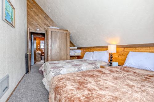 een slaapkamer met 2 bedden in een kamer bij Almost Heaven in Brian Head