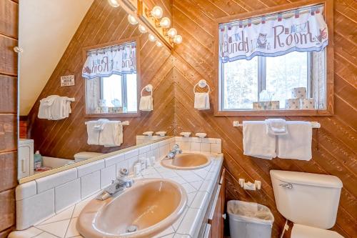 een badkamer met een wastafel en een toilet bij Almost Heaven in Brian Head